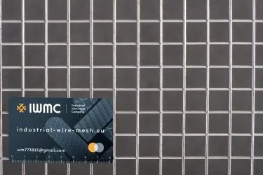 Varjena nerjavna jeklena mreža 20x2 v zvitkih