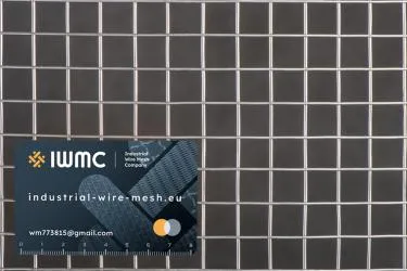 Varjena nerjavna jeklena mreža 15x1,5 v zvitkih