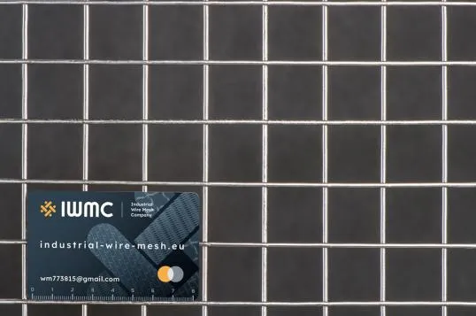 Varjena nerjavna jeklena mreža 30x2,5 v zvitkih