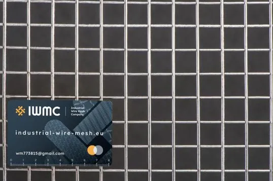 Varjena nerjavna jeklena mreža 20x2,5 v zvitkih