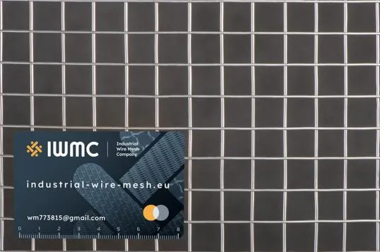 Varjena nerjavna jeklena mreža 15x1,5 v zvitkih