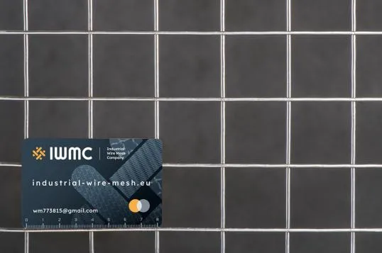 Varjena nerjavna jeklena mreža 40x2,5 v zvitkih